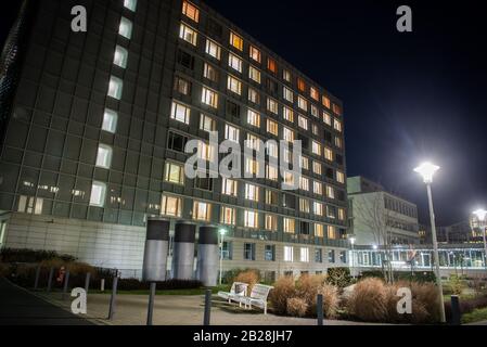 Nuremberg, Allemagne. 01 mars 2020. Vue sur une partie du bâtiment du Klinikum Nürnberg Nord. L'épouse de l'homme de Nuremberg, dont les conclusions positives pour le coronavirus ont été annoncées par les autorités du Bade-Wurtemberg le 28 février 2020, a également été diagnostiquée avec du coronavirus. Elle est maintenant en isolement avec ses enfants à la clinique de Nuremberg. (À dpa 'même de nouveaux cas de coronavirus - maladie paralyse compagnie' à partir du 01.03.2020) crédit: Nicolas Armer/dpa/Alay Live News Banque D'Images