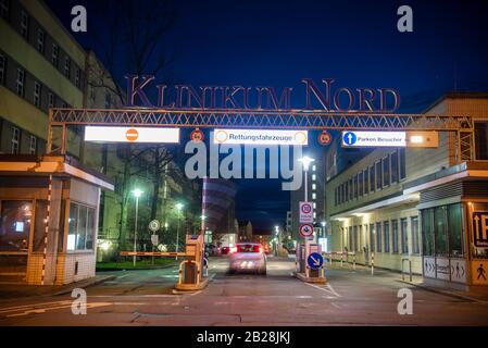 Nuremberg, Allemagne. 01 mars 2020. Vue sur une entrée du Klinikum Nürnberg Nord. L'épouse de l'homme de Nuremberg, dont les conclusions positives pour le coronavirus ont été annoncées par les autorités du Bade-Wurtemberg le 28 février 2020, a également été diagnostiquée avec du coronavirus. Elle est maintenant en isolement avec ses enfants à la clinique de Nuremberg. (À dpa 'même de nouveaux cas de coronavirus - maladie paralyse compagnie' à partir du 01.03.2020) crédit: Nicolas Armer/dpa/Alay Live News Banque D'Images