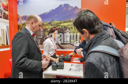 Kiev, UKRAINE - 06 AVRIL 2019: Les gens visitent le stand de Canon au CEE 2019, le plus grand salon de l'industrie électronique de l'Ukraine dans Tetra Pack EC. Banque D'Images