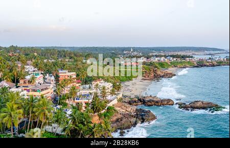 Belle vue aérienne de la plage de Vizhinjam à Thiruvananthapuram, Kerala, Inde. Banque D'Images