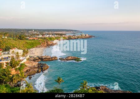 Belle vue aérienne de la plage rocheuse de Vizhinjam, Thiruvananthapuram, Kerala, Inde. Banque D'Images