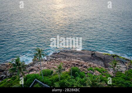 Belle vue sur les vagues qui éclaboussent sur la plage rocheuse au coucher du soleil. De Vizhinjam Beach, Thiruvananthapuram, Kerala, Inde. Prise D'Antenne. Banque D'Images