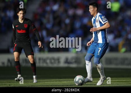 Barcelone, Catalogne, Espagne. 1 mars 2020. 1 mars 2020 - Stade RCDE, Cornella, Espagne - LaLiga Santander- RCD Espanyol / Atletico de Madrid; Wu lei de RCD Espanyol passer la balle crédit: Eric Alonso/ZUMA Wire/Alay Live News Banque D'Images