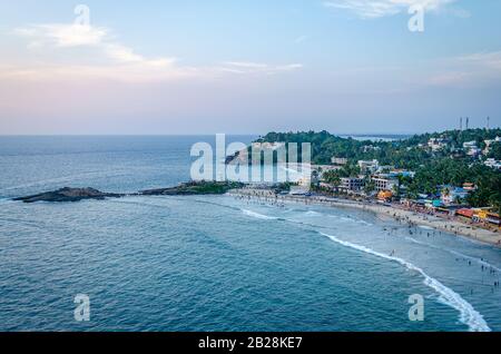 Les gens qui apprécient la mer à Vizhinjam Beach, Thiruvananthapuram, Kerala, Inde. Tiré du haut du phare à proximité. Banque D'Images