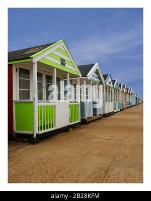 Les cabanes de plage aux couleurs vives sont proches de l'infini Southwold Suffolk Royaume-Uni Banque D'Images