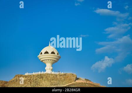 Monument du brûleur d'encens sur la colline et le ciel bleu en arrière-plan. De Muscat, Oman. Banque D'Images