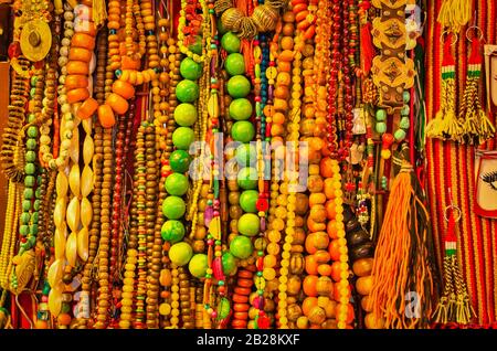 Colliers traditionnels, colorés en vente en magasin. De Muscat, Oman. Banque D'Images