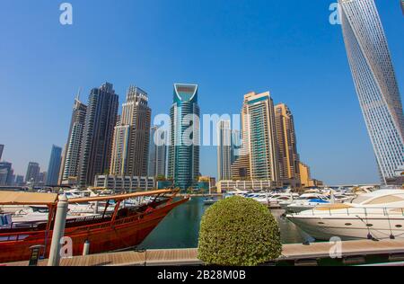 Yachts modernes dans le centre-ville de Dubai Marina Banque D'Images