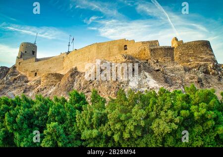 Fort Muttrah sur la colline. Prise de vue de dessous. De Muscat, Oman. Banque D'Images