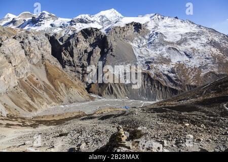 Paysage aérien de la vallée de Thorung Phedi et chaîne de montagnes Putrun Himal Himalaya, circuit Annapurna randonnée Trek Banque D'Images