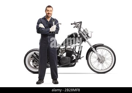 Portrait complet d'un mécanicien automobile debout avec une moto personnalisée isolée sur fond blanc Banque D'Images