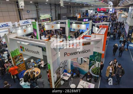 Kiev, UKRAINE - 13 AVRIL 2019: Les gens visitent CEE 2019, le plus grand salon de l'électronique de l'Ukraine dans Tetra Pack EC. Vue de dessus. Banque D'Images