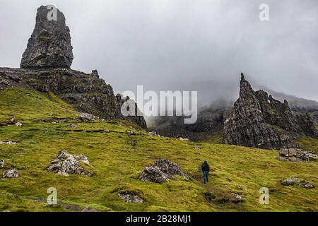 Vieux homme de Storr sur l'île de Skye en Ecosse. Paysage de montagne avec des nuages brumeux. Banque D'Images