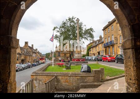 High Street, Chipping Campden, vue de l'intérieur de la Halle, Gloucestershire, Cotswolds, Angleterre Banque D'Images