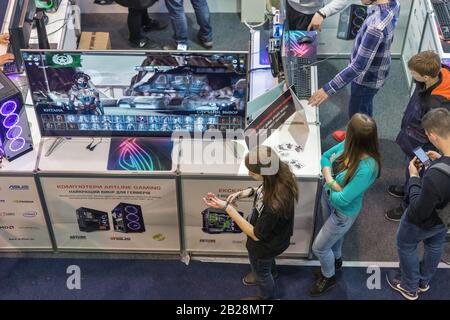 Kiev, UKRAINE - 13 AVRIL 2019: Les gens visitent CEE 2019, le plus grand salon de l'électronique de l'Ukraine dans Tetra Pack EC. Vue de dessus. Banque D'Images