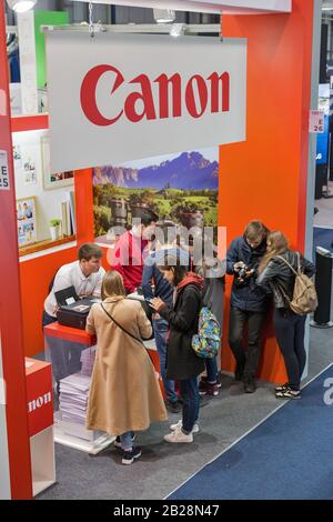 Kiev, UKRAINE - 13 AVRIL 2019: Les gens visitent le stand de Canon au CEE 2019, le plus grand salon de l'industrie électronique de l'Ukraine dans Tetra Pack EC. Banque D'Images