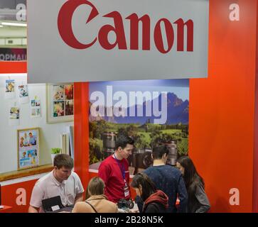 Kiev, UKRAINE - 13 AVRIL 2019: Les gens visitent le stand de Canon au CEE 2019, le plus grand salon de l'industrie électronique de l'Ukraine dans Tetra Pack EC. Banque D'Images