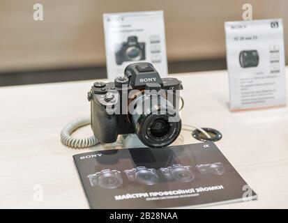 Kiev, UKRAINE - 13 AVRIL 2019: Appareil photo photographique professionnel Sony Alpha a7 III clôture sur le stand de la société pendant CEE 2019, le plus grand consommateur elec Banque D'Images