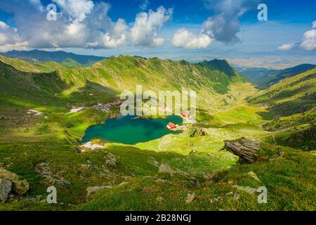 Balea lac dans les montagnes de Fagaras, Roumanie Banque D'Images