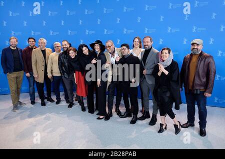 Berlin, Allemagne. 28 février 2020. Farzad Pak, Kaveh Farnam, Mohammad Valizadegan, Mahtab Servati, Jila Shahi, Baran Rasoulof, Bardia Yadegari, Kaveh Ahangar, Mohammad Seddighimehr avec Cast and Crew au photocal pour 'Sheytan vojud nadarad/Il n'y A pas de mal' à la Berlinale 2020/70. Festival International Du Film De Berlin À L'Hôtel Grand Hyatt. Berlin, 28 février 2020 | utilisation dans le monde crédit: DPA/Alay Live News Banque D'Images