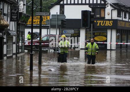 Changement climatique, sauvetage incendie, recherche de résidents bloqués, Droitwich Worcestershire, Royaume-Uni, 13/02/2014. Les équipes d'incendie s'occupent du radeau de sauvetage de la rivière, gonflable sur l'inondation de la rivière Severn. Recherchez les personnes bloquées dans les maisons inondées. Banque D'Images