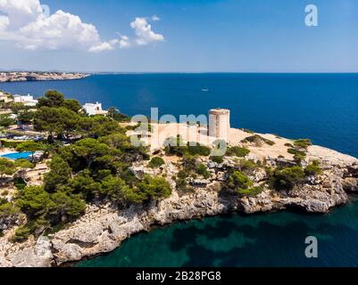 Image Drone, Cala Pi bay, côte rocheuse, Tore de Cala Pi, dans la municipalité de Llucmajor, Majorque, Îles Baléares, Espagne Banque D'Images