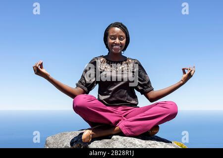 Femme assise sur la pierre, passage, montagne de la Table, le Cap, Afrique du Sud Banque D'Images