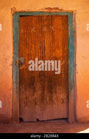 Entrée en bois de cactus avec tendons d'animaux, église d'Adobe San Roque, Susques, Hautes Andes, Andes, Province de Jujuy, Argentine Banque D'Images