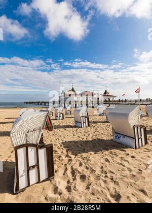 Chaises de plage sur la plage, jetée historique, Ahlbeck, station balnéaire, mer Baltique, île Usedom, Mecklembourg-Poméranie occidentale, Allemagne Banque D'Images