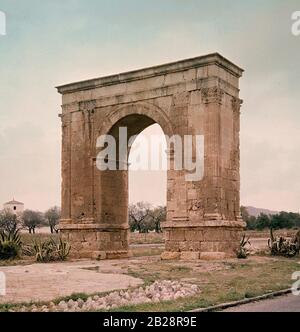 ARCO DE BARA EN LOS AÑOS 60 ERIGIDO POR EL GENERAL LUCIO LICINIO SURA ENTRE LOS AÑOS 102 Y 107. LIEU: ARCO DE TRIUNFO. RODA DE BARA. Banque D'Images