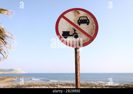 Vieux pas de voiture pas de moto panneau sur la plage et ciel bleu fond le jour ensoleillé. Banque D'Images