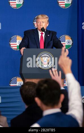 New Delhi, Inde. 25 février 2020. Le président Donald J. Trump participe à une conférence de presse le mardi 25 février 2020, à l'ITC Maurya Hotel à New Delhi, en Inde Personnes: Le président Donald J. Trump, la première dame Melania Trump crédit: Storms Media Group/Alay Live News Banque D'Images