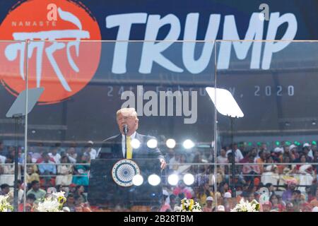 Ahmedabad, Inde. 24 février 2020. Le président Donald J. Trump prononce une allocution lors du rassemblement de Namaste Trump lundi 24 février 2020 au stade Motera à Ahmedabad, Indi People: Le président Donald J. Trump Credit: Storms Media Group/Alay Live News Banque D'Images