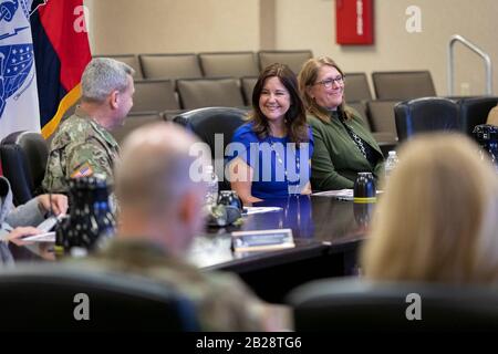 La deuxième Dame Karen Pence et Mme Leah Esper, épouse du secrétaire à la Défense Mark Esper, participent à un exposé avec les hauts dirigeants militaires vendredi 28 février 2020, au 101ème quartier général de la Division aéroportée à fort Campbell, Ky People: Deuxième Dame Karen Pence Credit: Storms Media Group/Alay Live News Banque D'Images