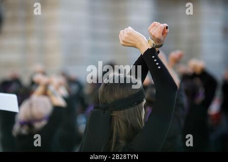 Les gestes de la femme lors d'une flashmob féministe dans le centre de Bucarest. Banque D'Images