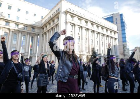 Bucarest, Roumanie - 1 mars 2020: Les femmes participent à un flashmob féministe dans le centre-ville de Bucarest. Banque D'Images