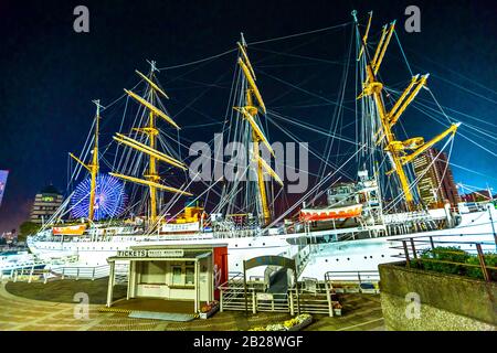 Yokohama, Japon - 21 avril 2017 : bateau de voile à quatre mâts appelé Nippon-maru ancré en permanence sur le port de Yokohama devant le monde Cosmo Banque D'Images