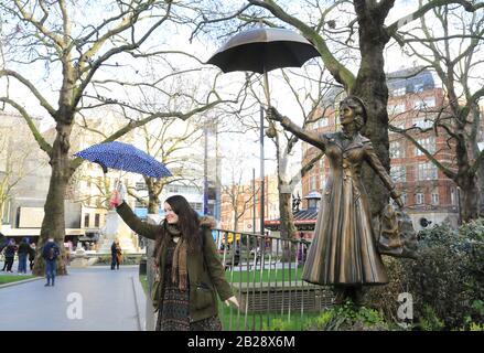 Statue de bronze de Mary Poppins avec son brincy installé à Leicester Square, pour célébrer l'industrie cinématographique de Londres 2020, Royaume-Uni Banque D'Images