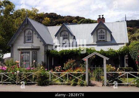 Maison historique du XIXe siècle à colombages à Akaroa, petite ville historique de la péninsule Banks, île du Sud, Nouvelle-Zélande. Banque D'Images