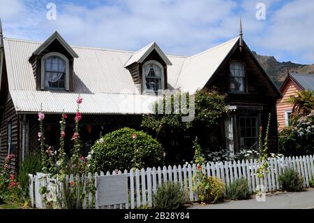 Maison historique du XIXe siècle à colombages à Akaroa, petite ville historique de la péninsule Banks, île du Sud, Nouvelle-Zélande. Banque D'Images