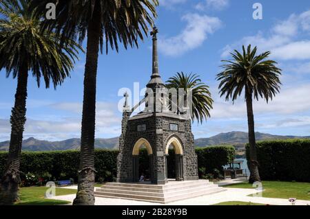 Le mémorial de guerre dans la petite ville d'Akaroa sur la péninsule Banks sur l'île du Sud de la Nouvelle-Zélande. Banque D'Images