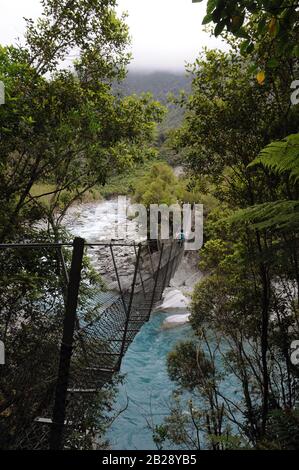 Le pont de Cesspool Swing offre une traversée intéressante de la rivière Arahura dans le district de Westland en Nouvelle-Zélande. Banque D'Images