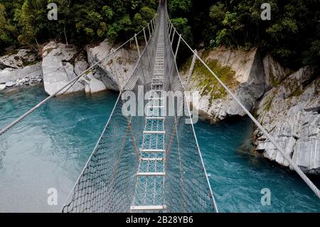 Le pont de Cesspool Swing offre une traversée intéressante de la rivière Arahura dans le district de Westland en Nouvelle-Zélande. Banque D'Images