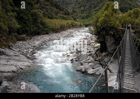 Le pont de Cesspool Swing offre une traversée intéressante de la rivière Arahura dans le district de Westland en Nouvelle-Zélande. Banque D'Images