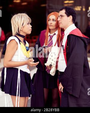 Cojoueurs au festival ROMICS. Magnifique jeu de costume au rassemblement légendaire et bondé de Rome, reporté en 2020 en raison de la pandémie de coronavirus Covid-19 Banque D'Images
