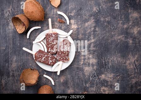 Popsicles de noix de coco dans le glaçage au chocolat Banque D'Images