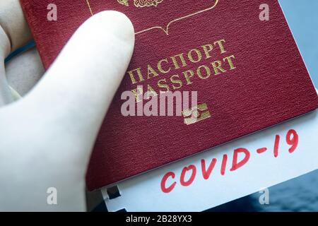 Coronavirus et concept de voyage. Note COVID-19 et passeport russe. Nouvelle épidémie de virus corona. Épidémie À Wuhan, Chine. Contrôle des frontières et quaranti Banque D'Images