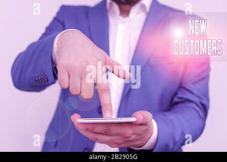 Écriture Manuscrite Nouveaux Clients. Photo conceptuelle entité qui n'a pas acheté auparavant un Homme D'Affaires de marchandises dans la suite bleue avec poin de tête de tour Banque D'Images