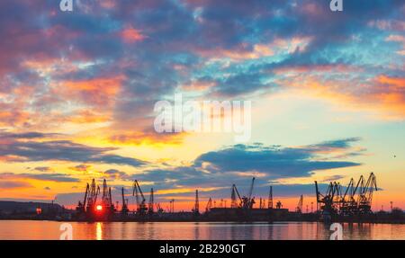 Port de mer et grues industrielles, Varna, Bulgarie.coucher de soleil sur le lac Varna Banque D'Images