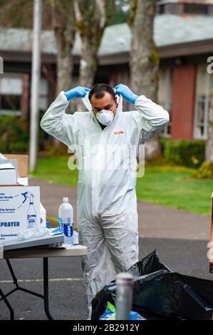 Les travailleurs ont des vêtements de protection et des masques avant d'entrer à l'école primaire de Forest Hills dans le lac Oswego, Oregon. Les autorités sanitaires de l'Oregon ont identifié un membre du personnel scolaire comme ayant un test positif de COVID-19 Ccoronavirus, vérifié par les Centres de contrôle des maladies à Atlanta. Lake Oswego School District Superentendent, le Dr Lora de la Cruz a déclaré que le "nettoyage en profondeur" de l'école est entrepris par mesure de précaution. Banque D'Images